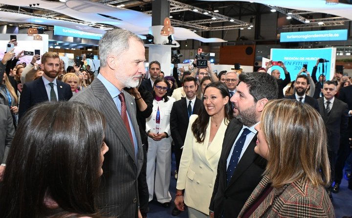 Los Reyes de España visitan el stand institucional de la Región de Murcia en Fitur