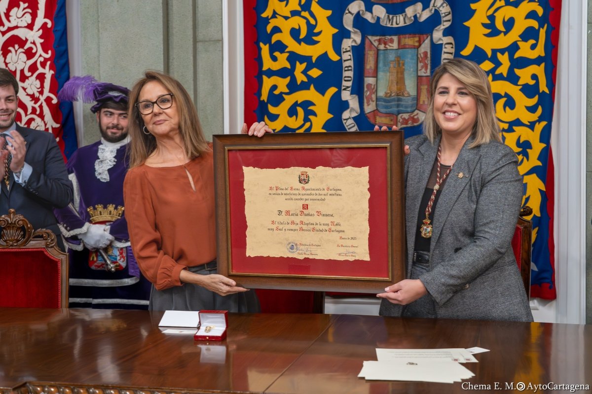 Cartagena-nombra-Hija-Adoptiva-a-Maria-Duenas-escritora-reconocida.jpg