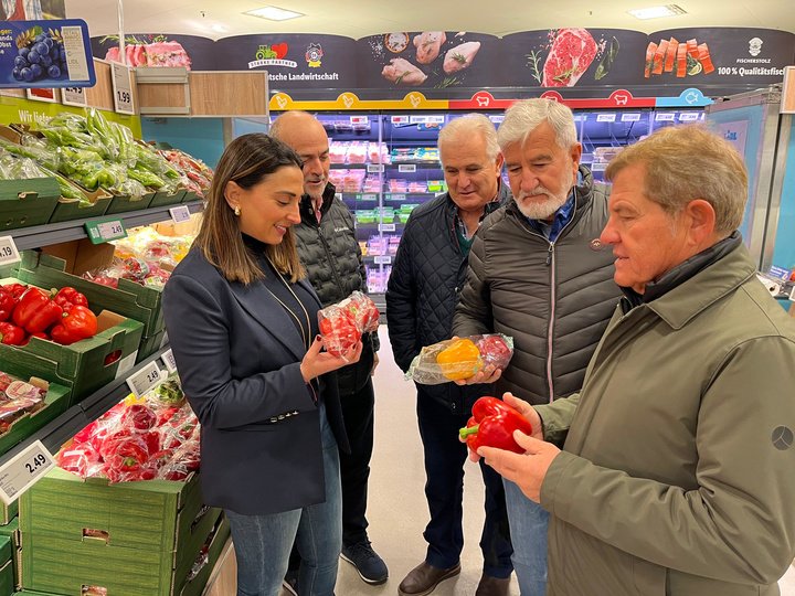 La concejala Sara Rubira en un supermercado en Berlín, donde se comercializan frutas y verduras en la región de Murcia.