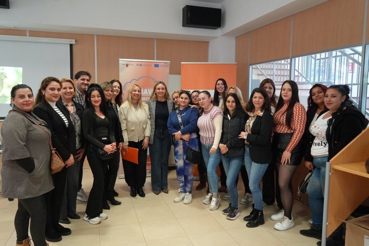 La consejera de Política Social, Familias e Igualdad, Conchita Ruiz, during the visita al curso formativo de comercio