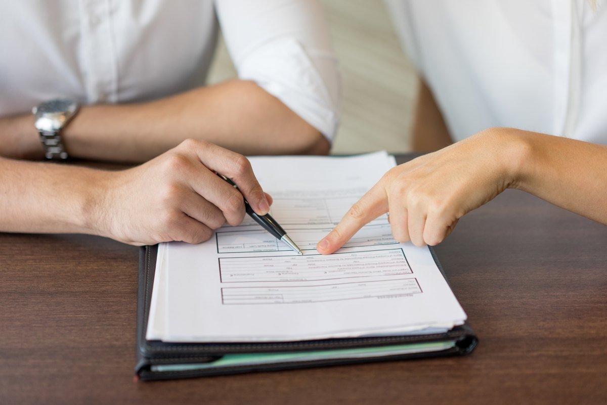 hands-businessman-businesswoman-discussing-agreement
