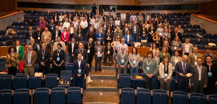 La secretaria autonómica de Energía, Sostenibilidad y Acción Climática, María Cruz Ferreira, junto a todos los ponentes en el encuentro estatal 'Pacto...