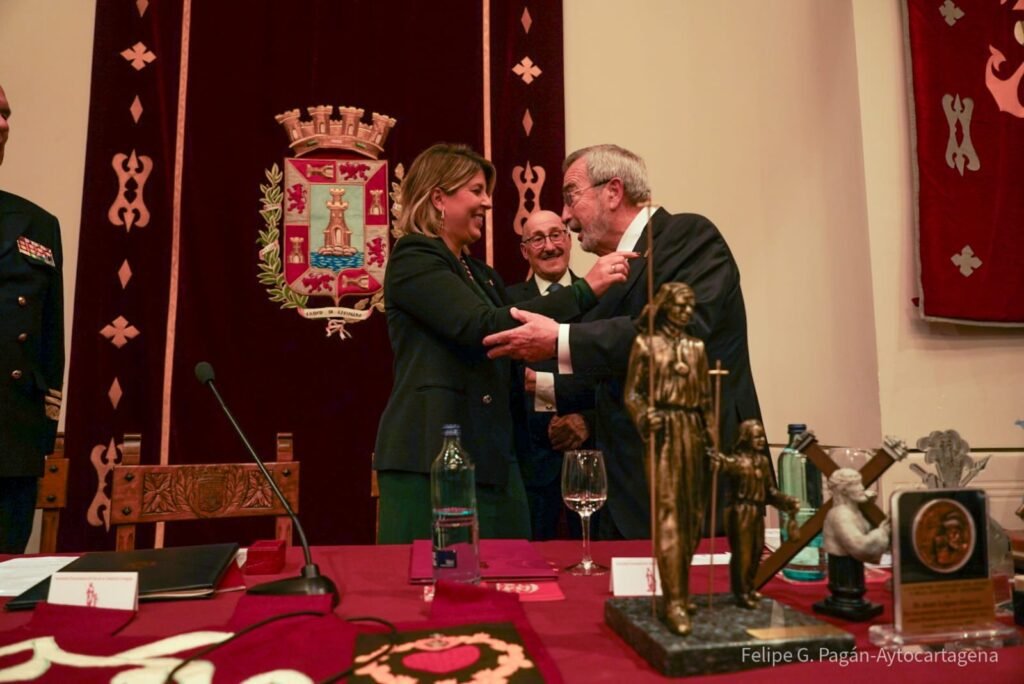 1743807126_Jose-Lopez-recibe-el-Premio-al-Procesionista-del-Ano-2025.JPG