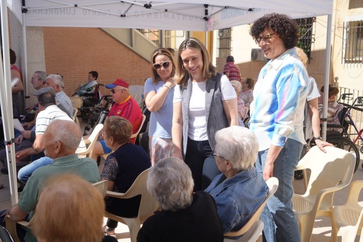La consejera de Política Social, Conchita Ruiz, y la alcaldesa de Puerto Lumbreras, María Ángeles Túnez, during the celebración del 15 aniversario...