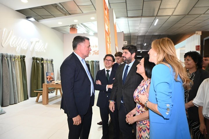 López Miras inaugura la Feria del Mueble de Yecla (2)