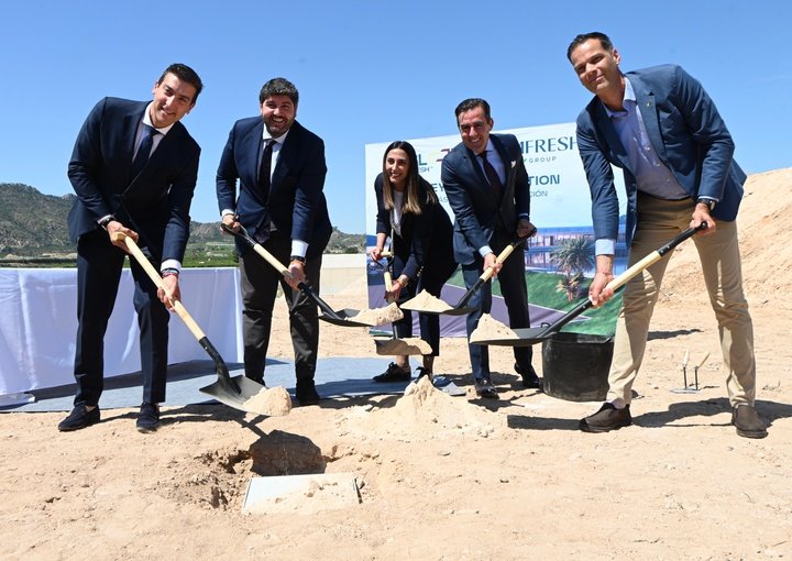 López Miras preside el acto de colocación de la primera piedra del nuevo centro de mejora genética y tecnología de Bloom Fresh