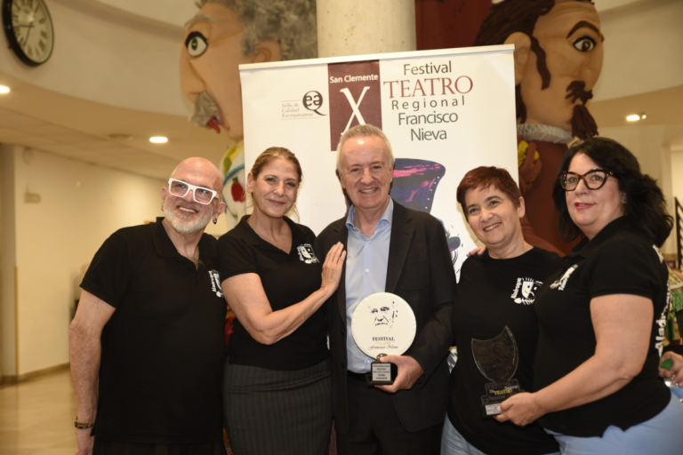 Representantes del Grupo de Teatro Aladroque en el Festival de Teatro Francisco Nieva (Cuenca).