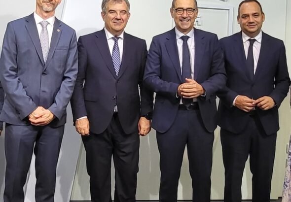 El consejero de Medio Ambiente, Universidades, Investigación y Mar Menor, Juan María Vázquez, junto con el rector de la Universidad de Murcia, José...