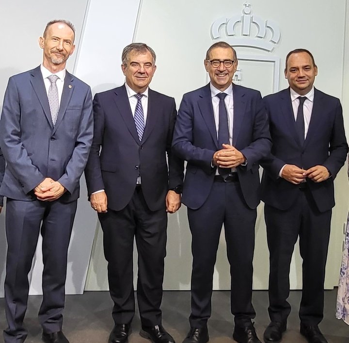 El consejero de Medio Ambiente, Universidades, Investigación y Mar Menor, Juan María Vázquez, junto con el rector de la Universidad de Murcia, José...