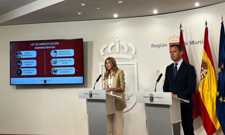 La consejera de Empresa, Empleo y Economía Social, Marisa López Aragón, junto al consejero de Presidencia, Portavocía, Acción Exterior y Emergencias,...