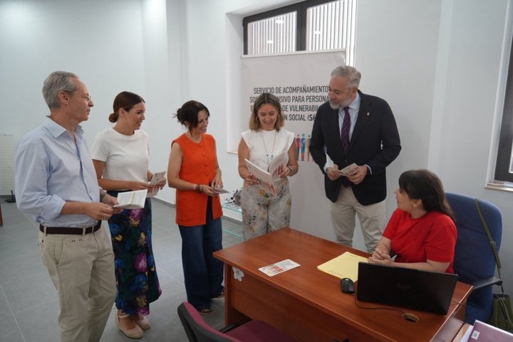 La consejera de Política Social, Familias e Igualdad, Conchita Ruiz junto al alcalde de Santomera, Víctor Martínez visita los Servicios Sociales