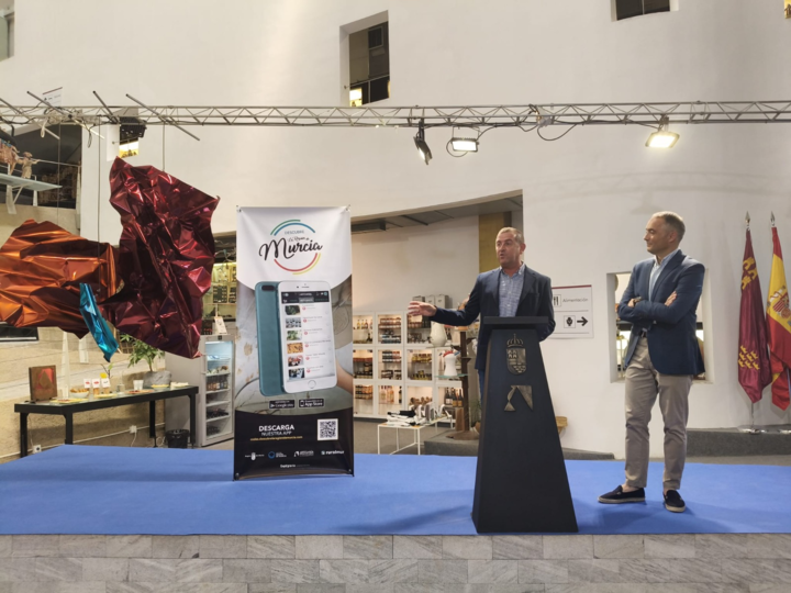 El director general de Impulso al Comercio, Innovación Empresarial e Industrias y Oficios Artesanales, Rafael Gómez, junto con el presidente de Ruralmur,...