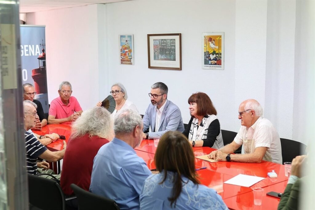 Reunion-de-Cristina-Narbona-y-Francisco-Lucas-con-vecinos-de.jpg
