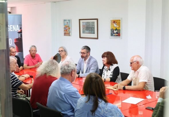 Reunion-de-Cristina-Narbona-y-Francisco-Lucas-con-vecinos-de.jpg