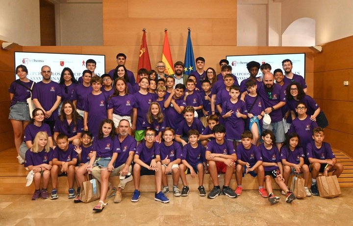 El presidente de la Comunidad, Fernando López Miras, recibe a niños y profesionales que participan en las XXXVI Jornadas de formación en hemofilia...