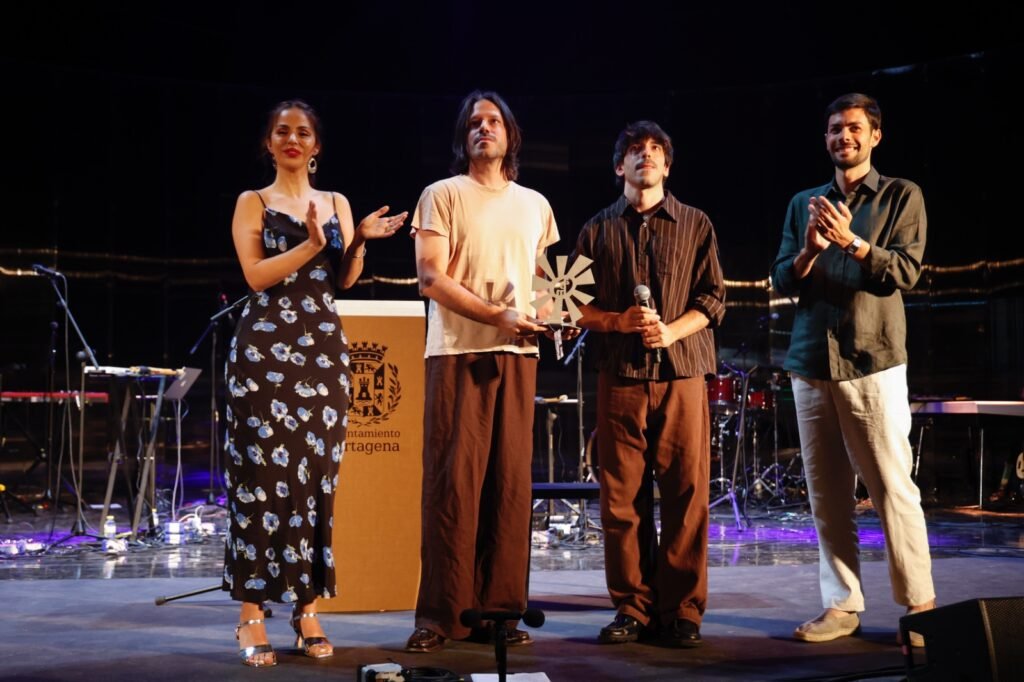 Maestro-Espada-recibe-el-Premio-Paco-Martin-en-La-Mar.jpg