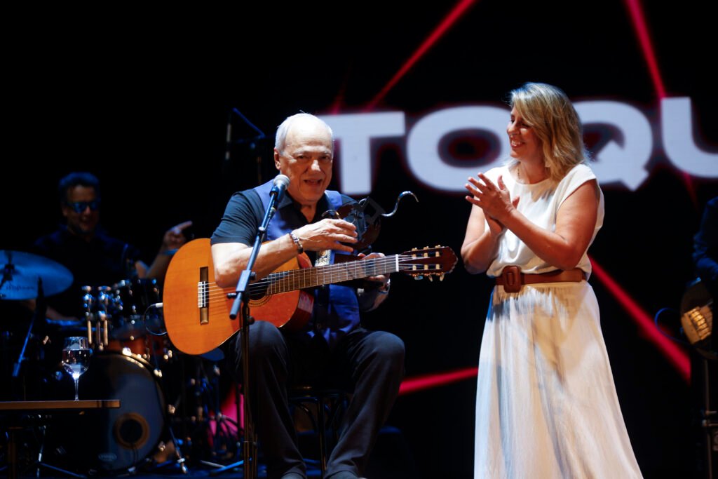 Toquinho-recibe-Premio-La-Mar-de-Musicas-en-Cartagena.JPG