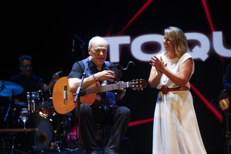 Toquinho-recibe-el-Premio-La-Mar-de-Musicas-en-Cartagena.jpg