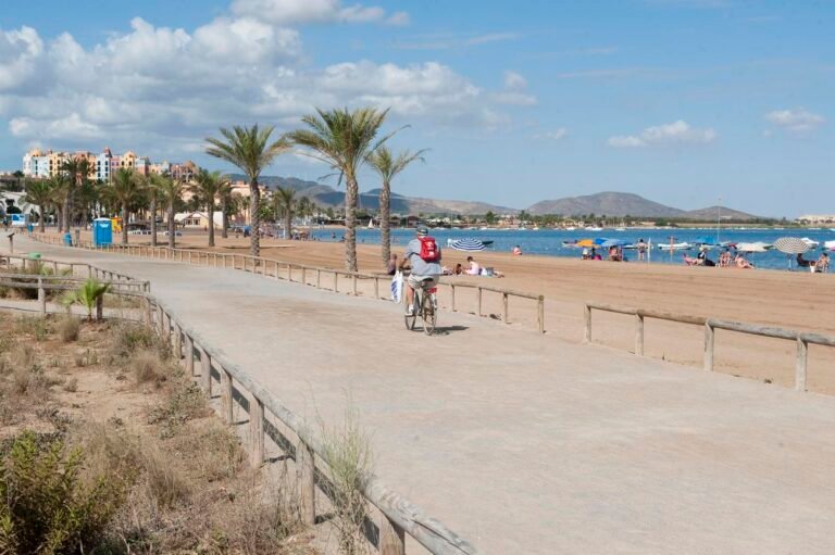Abren-al-bano-de-nuevo-las-playas-de-La-Gola.jpg
