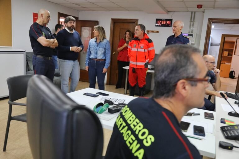 Rescate-de-personas-en-Los-Nietos-por-Bomberos-de-Cartagena.jpg