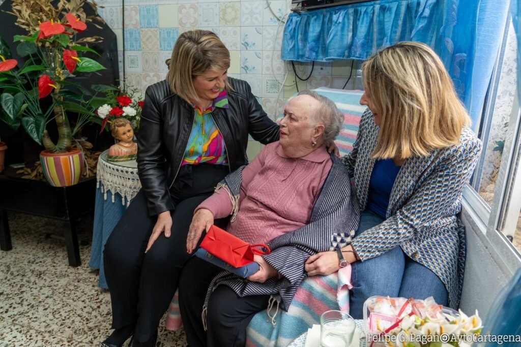 Imagen de archivo de una usuaria del servicio municipal de Comida a domicilio