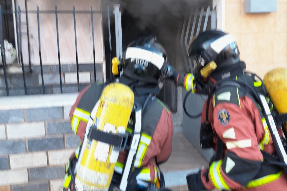 Bomberos de Cartagena intervienen en el incendio de una vivienda en Los Dolores. Abril, 2026.