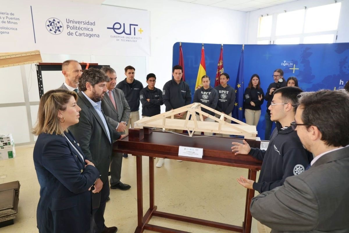 Lopez-Miras-felicita-a-estudiantes-de-la-UPCT-por-ganar.jpg